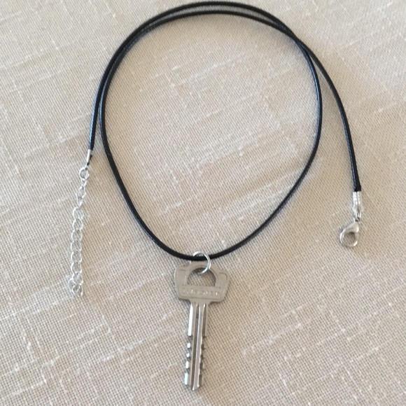 HAND CRAFTED Vintage Master Key Necklace Set Silver Toned - Picture 6 of 9